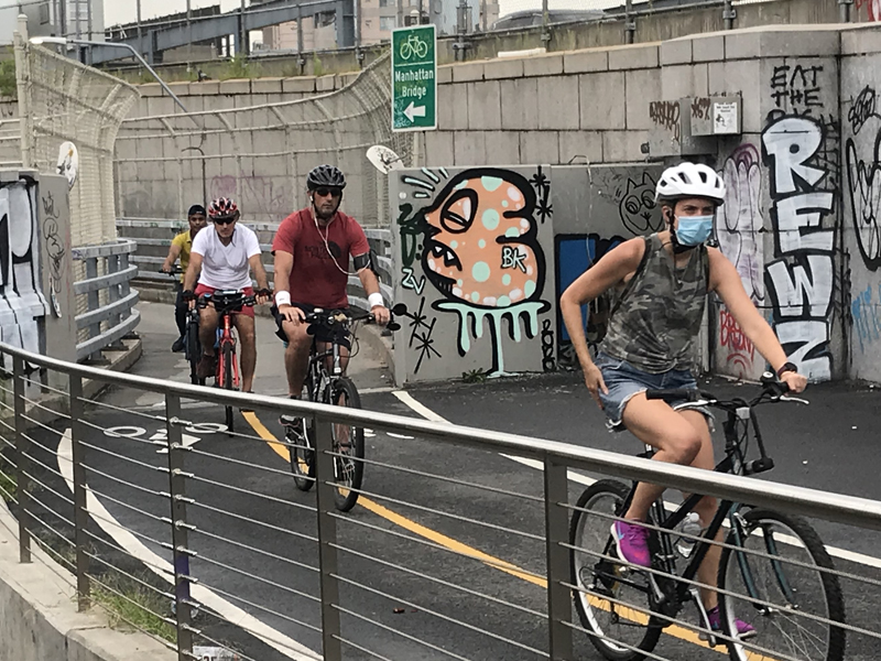 Foto de la entrada en Manhattan a la ciclovía del Puente de Manhattan